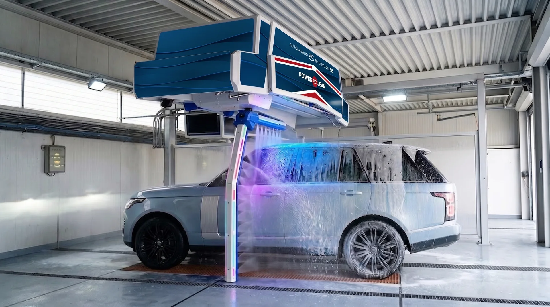 Pórtico de lavado sin contacto RC POWERCLEAN aplicando química sobre el lateral de una camioneta